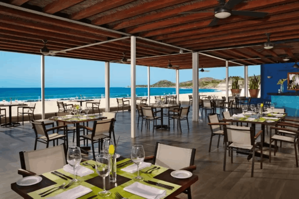 Restaurante The Grill en Krystal Grand Los Cabos con cortes, platillos a la parrilla y ambiente frente al mar.